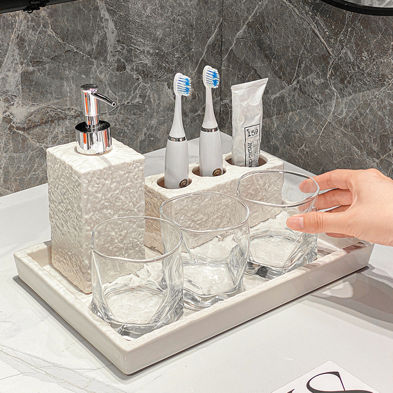 Home Essentials Bathroom Accessories - ชุดอุปกรณ์ห้องน้ำที่จำเป็น, ขวดแชมพู, แก้วบ้วนปาก, เคาน์เตอร์ห้องน้ำ, ทำความสะอาดบ้านและอพาร์ตเมนต์