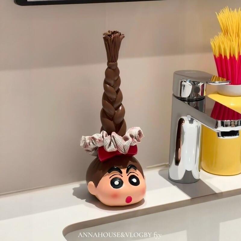 Home Goods Bathroom - ที่เก็บยางมัดผมลายการ์ตูนคาวาอี้ คราโยน ชินจัง แบบเปียยาว ของตกแต่งโต๊ะทำงานสุดสร้างสรรค์ อุปกรณ์ตกแต่งห้องน้ำ